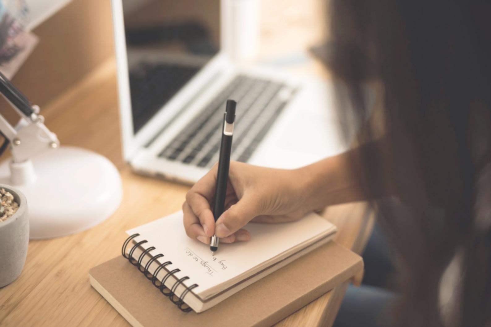 Espace de travail d'écrivain avec cahiers et inspiration créative