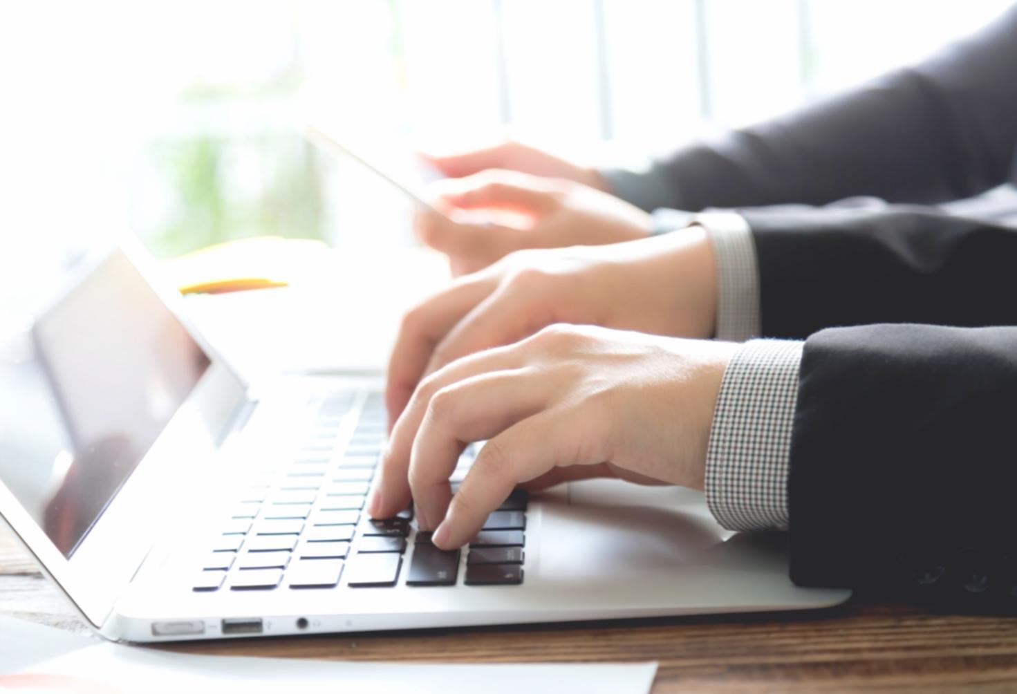 Session de travail collaboratif entre écrivains